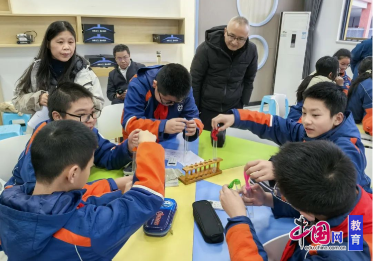推動人工智慧與教育深度融合 成都站東小學人工智慧教育工作迎指導