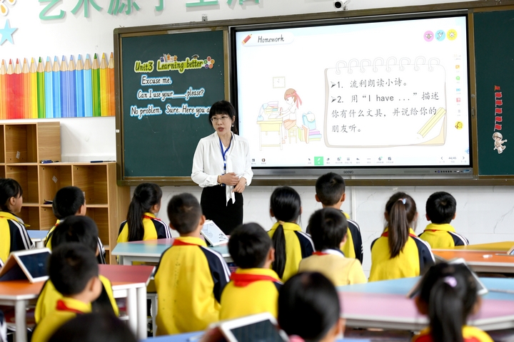 贵州龙里：“智慧课堂”走进搬迁社区 东西部协作成果丰硕