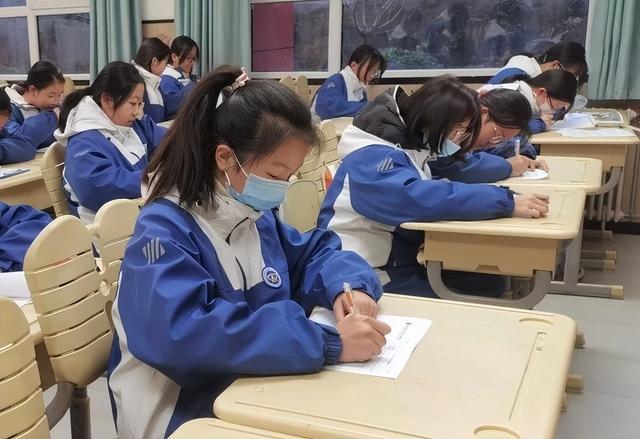 西安市航天城第三中学： 探索科技奥秘点亮智慧之光(图2)