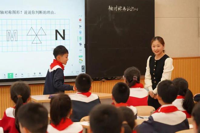 AI赋能 数据支撑精准教学的课堂应用实践——金苹果龙南小学智慧教育研讨会(图1)