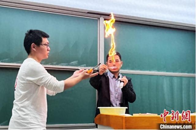 中国科大《火灾学》实验课堂：智慧“烤”验 “火”力全开