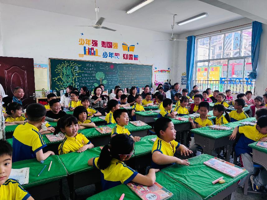 抚州市专家团队及优秀校长赴金溪县锦绣小学调研指导(图4)