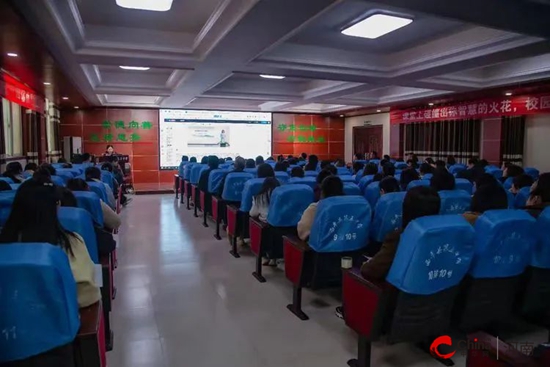 智启教育新篇 共促教师成长——西平县第五中学举行AI技术培训赋能教师专业成长(图5)