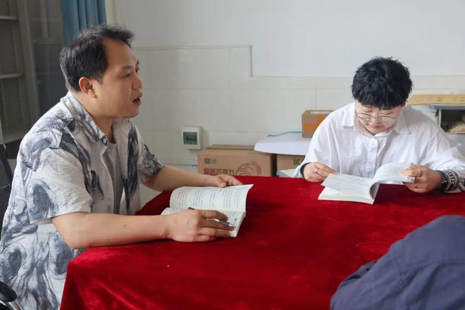 信阳衡水高级中学：书香润信衡师者共成长(图2)