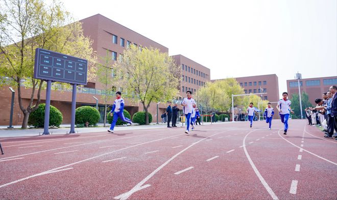 走进天津三所标杆校看“AI+教育”的生动实践(图2)