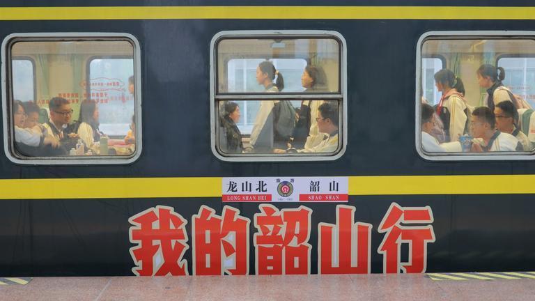 习近平两会时刻丨思政教育“小课堂”融合社会“大课堂”(图3)