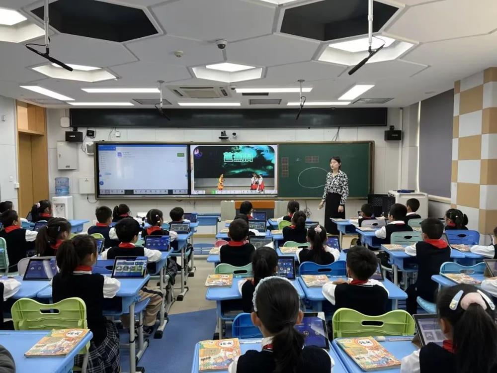 技术赋能 “人机双师” 助力乡村学子共享优质教育