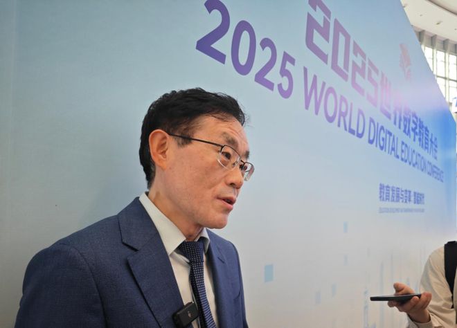 专访联合国教科文组织人工智能教育专家苗逢春：人工智能无法替代教师的教学智慧