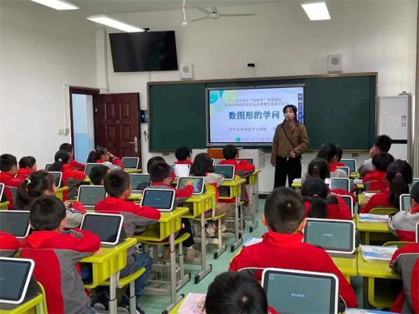 黄石港区教育考察团深入肥西县 探索智慧教育新模式
