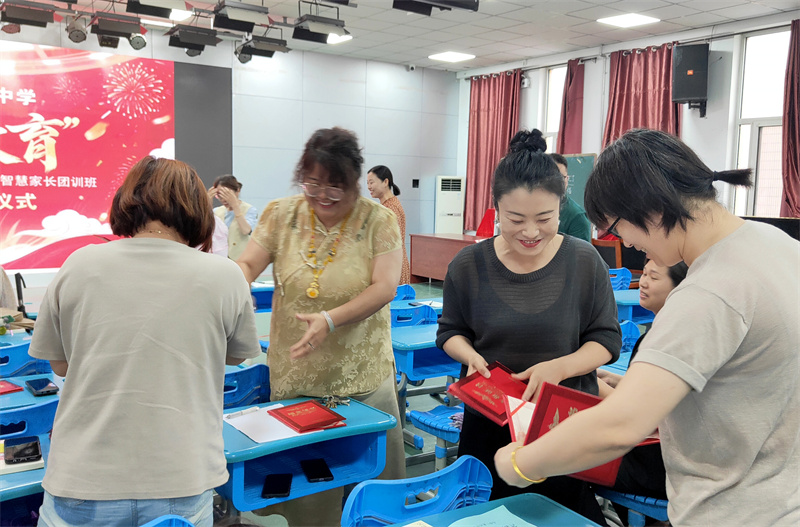 家校润心 为爱赋能——东营市东营区第三中学举办第四期“爱的教育”智慧家长团训班培训活动暨结业仪式(图3)